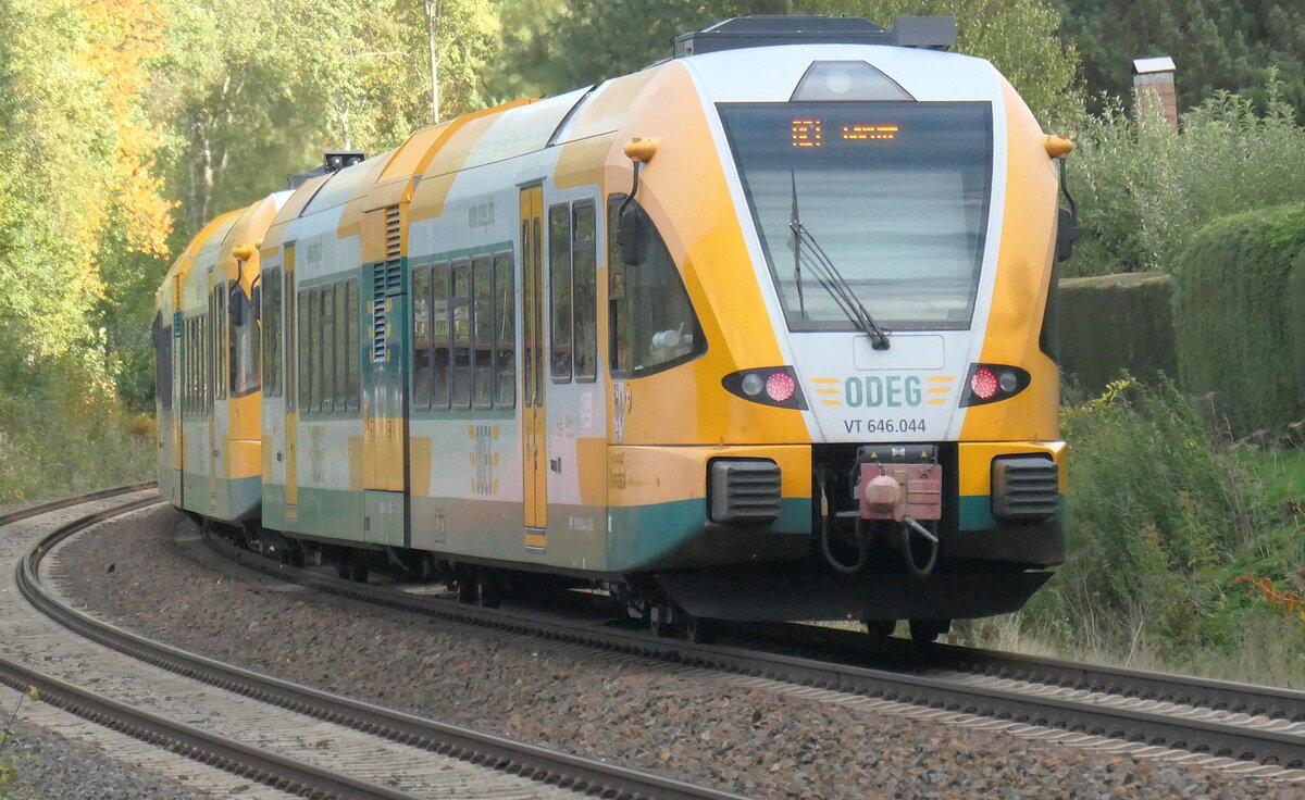 Bunt sind schon die W�lder...Dreifach-Traktion des TRILEX-Ersatzverkehres auf der RE1 von Dresden nach G�rlitz mit dem am Schlu� fahrenden ODEG VT 646 044 im vollen Tempo am Block Lotzdorf Ende Oktober 2026. Fr�her gab es hier mal einen beschrankten Bahn�bergang.
