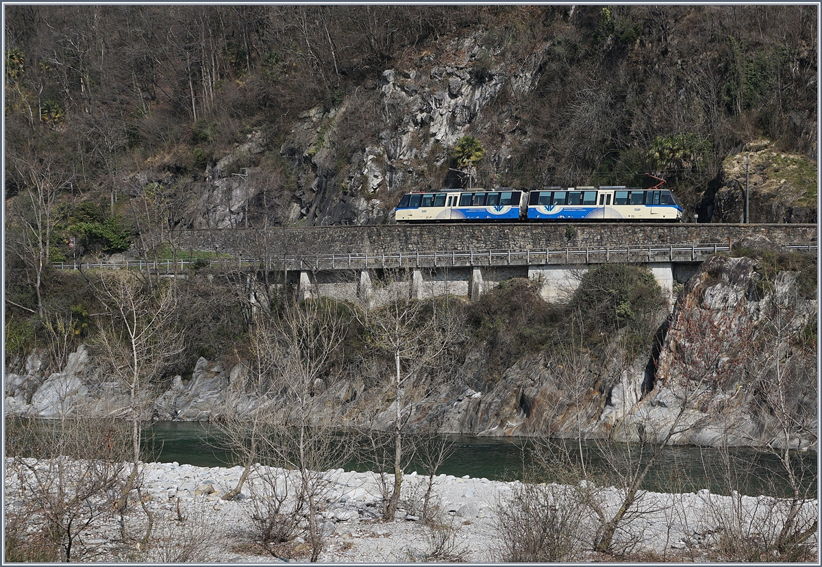 Bunte Bahnwelt im Tessin / Ticino: ein aussergewöhnlich kurzer, nur zweiteiliger SSIF  Treno Panoramico  mit der sonst üblichen Bezeichnung  ABe 12/16 | ABe/P/Be/Be ist im noch blattlosen Centovalli bei Ponte Brolla auf dem Weg von Locarno nach Domodossola. 

16. März 2017