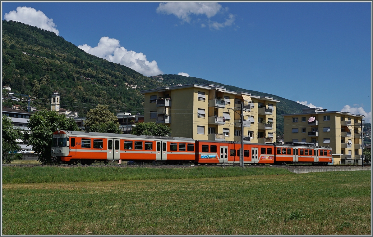 Bunte Bahnwelt im Tessin / Ticino: Bei Agno ist ein FLP Be 4/12  Manderindli  auf dem Weg von Lugano nach Ponte Tresa.

23. Juni 2021
