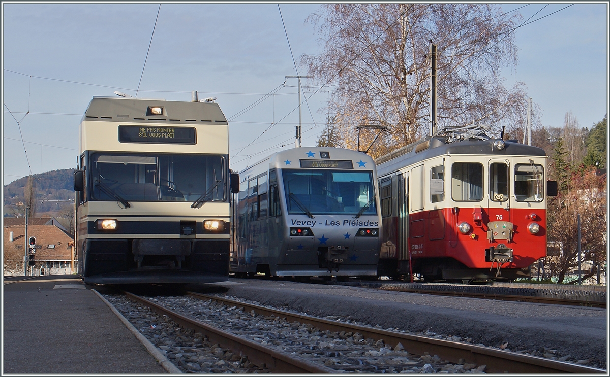 Bunte Fahrzeug Vielfalt in Blonay: CEWV MVR GTW Be 2/6, Bt des  Train des Etoiles  und der BDeh 2/4 75. 
11. Dez. 2015