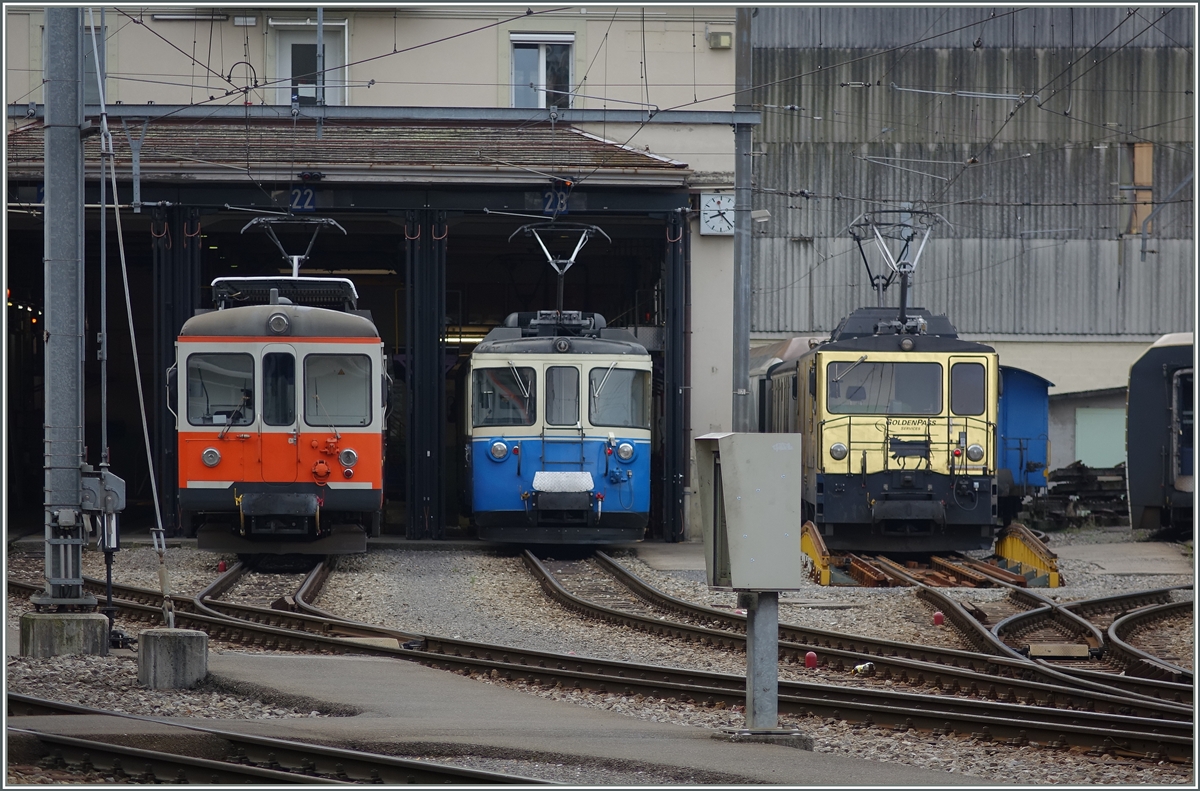 Bunte MOB: ex SNB Be 4/4, MOB ABDe 8/8 und eine GDe 4/4 im Depot-Areal von Montreux.  
Teleaufnahme, Standort auf dem Bahnsteig der MOB.
4. Sept. 2014