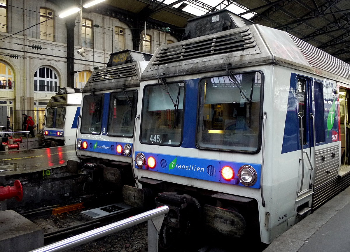Bunte Vielfalt im eher düsteren Pariser Bahnhof  Saint-Lazare : Steuerwagen-Parade älterer Bauart. 16.1.2014