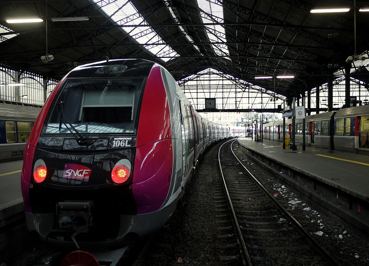 Bunte Vielfalt im eher düsteren Pariser Bahnhof  Saint-Lazare : neuer Triebzug von Bombardier. 16.1.2014