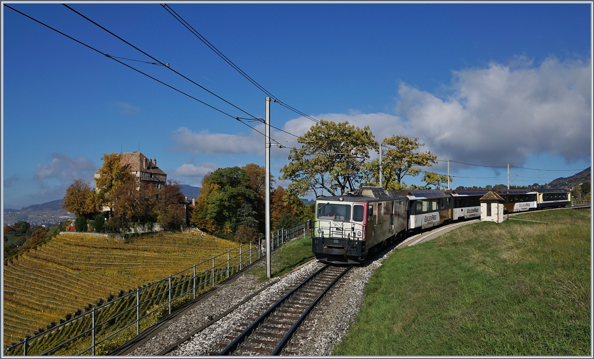 Bunter Herbst: Eine MOB GDe 4/4 fährt mit ihrem Golden Pass Panoramic 3115 von Zweisimmen nach Montreux beim Haltepunt Châtelard VD vorbei, im Hintergrund das dem Haltepunkt namensgebenden Schloss Le Châtelard.
27. Okt. 2016
