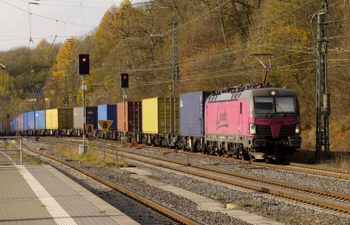 Bunter Herbst zum zweiten: Ein Vectron des polnischen EVU Laude (91 81 5370 034-8) mit einem langen Containerzug in Altenbeken am 10.11.21.
