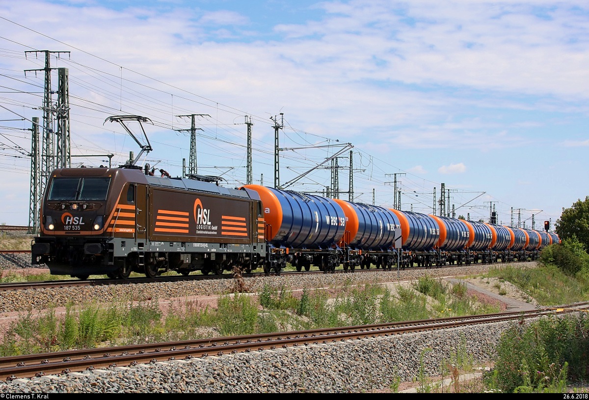 Bunter Kesselzug mit 187 535 der HSL Logistik GmbH fährt in Halle (Saale), Karl-von-Thielen-Straße, auf der Ostumfahrung für den Güterverkehr Richtung Norden.
[26.6.2018 | 14:26 Uhr]