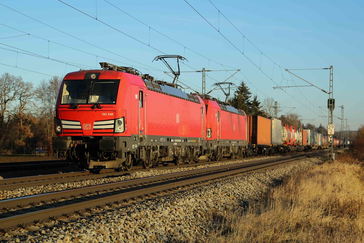 Bunter Mix hängt an der 193 Richtung München, am 17.12.2020 bei Eglharting.