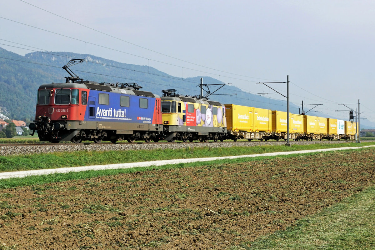 Bunter Postzug mit den Re 420 288-3 und der Re 420 347-7 zwischen Oberbuchsiten und Oensingen am 16. September 2020.
Foto: Walter Ruetsch
