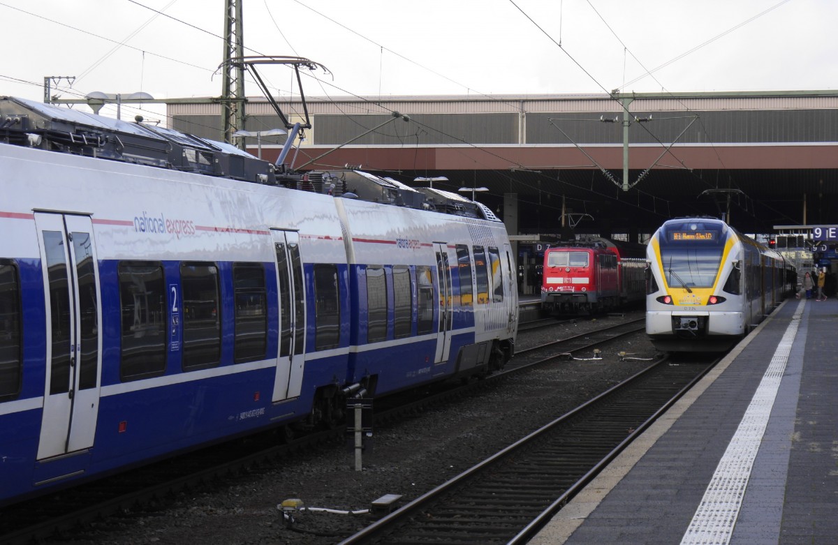 Bunter Reginalverkehr in NRW. Im Bild vom 24.2.16 stehen in Düsseldorf Hbf 111 193 mit RE 4 Richtung Wuppertal - Dortmund in Gleis 7, NX 372 als Leerfahrt D-Lierenfeld - Köln in Gleis 8 und ET 7.04 der Eurobahn als RE 3 Richtung Oberhausen - Hamm in Gleis 9.