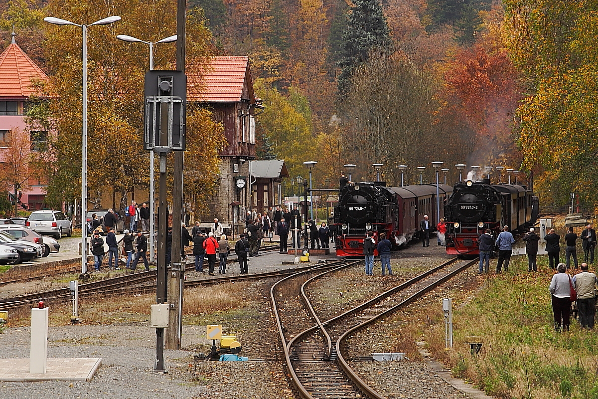 Buntes Treiben am Nachmittag des 20.10.2013 im Bahnhof Alexisbad. Hektisch versuchen viele Anhänger der Fotografengemeinde ein gutes Plätzchen für die Aufnahme der bevorstehenden Doppelausfahrt der beiden im Bahnhof stehenden Züge zu ergattern. Während der links stehende Planzug P8965 aus Gernrode mit Zuglok 99 7240 danach weiter nach Hasselfelde dampft, wird 99 7247 mit ihrem Sonder-PmG der IG HSB nur ein Stück in Richtung Harzgerode fahren und den Zug danach zurück in den Bahnhof drücken. Nach nochmaligem Umsetzen der Lok geht es dann weiter zum Endbahnhof Gernrode.