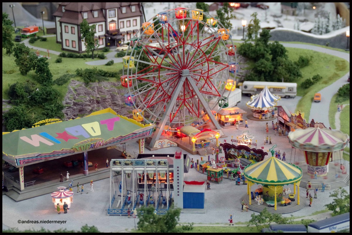 Buntes Treiben auf dem Rummelplatz ...(Holle-Bahn in Hessisch-Lichtenau am 18.7.2015).