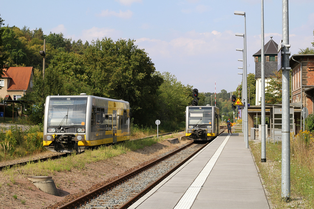 Burgenlandbahn 672 904 und 672 916 begegnen sich am 1. September 2016 im Bahnhof Nebra (Unstrut).
Im Hintergrund sieht man EZMG-Signale die mit ein Hauptgrund für den Besuch des Bahnhofs waren.