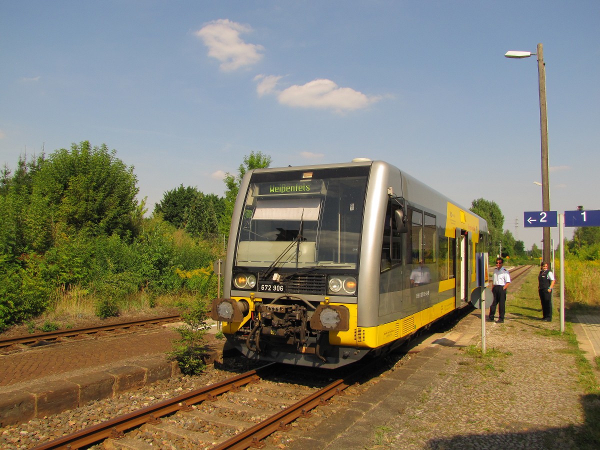 Burgenlandbahn 672 906 als RB 34722 von Zeitz nach Weienfels, am 22.08.2013 beim auerplanmigen Kreuzungshalt in Theien.