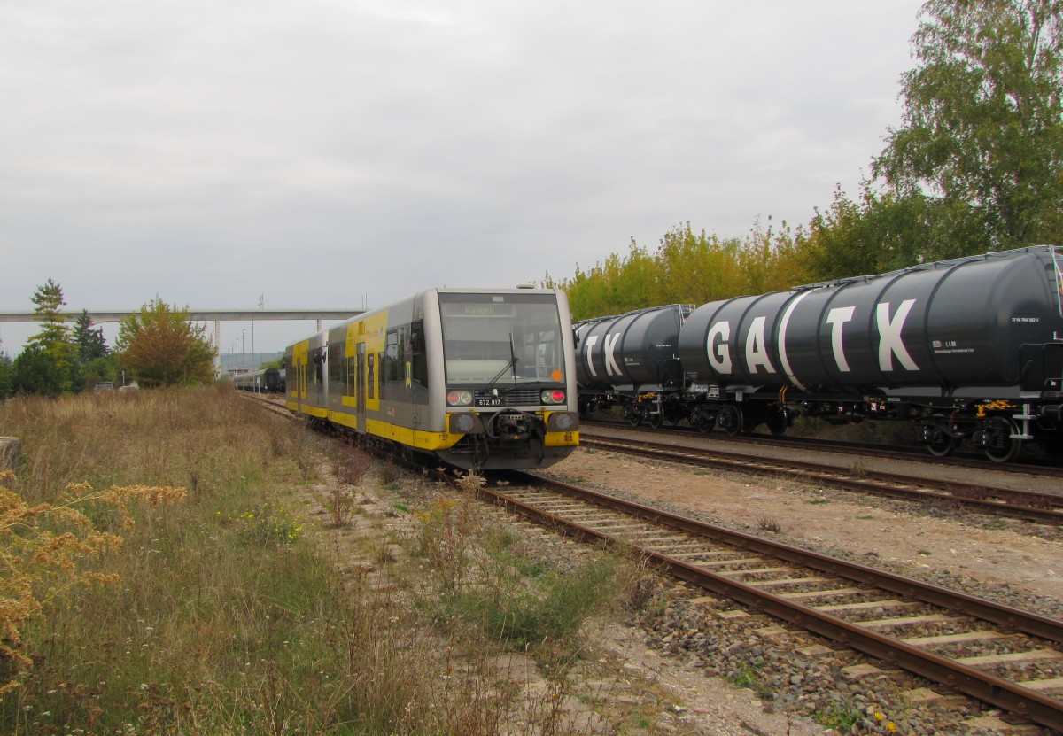 Burgenlandbahn 672 909 + 672 917 als RB 34876 von Naumburg (S) Ost nach Wangen (U), am 05.10.2013 bei der Durchfahrt im ehemaligen Bahnhof Karsdorf.