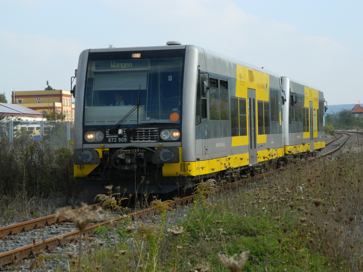 Burgenlandbahn - 672 909 mit 672 915 bei der Einfahrt in den Bahnhof Laucha/Unstrut in Richtung Wangen am 05.10.2014