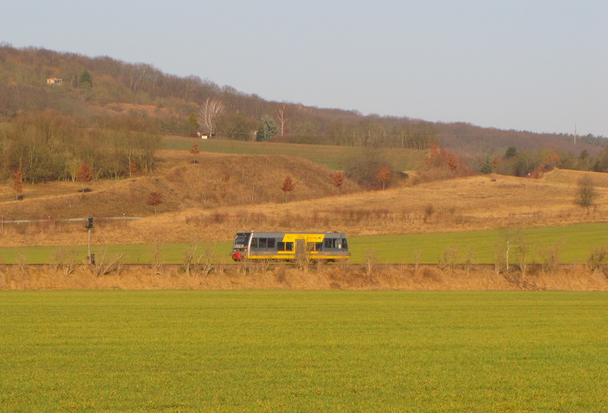 Burgenlandbahn 672 911 als RB 34869 von Nebra nach Naumburg (S) Ost, am 28.02.2015 bei Kleinjena.
