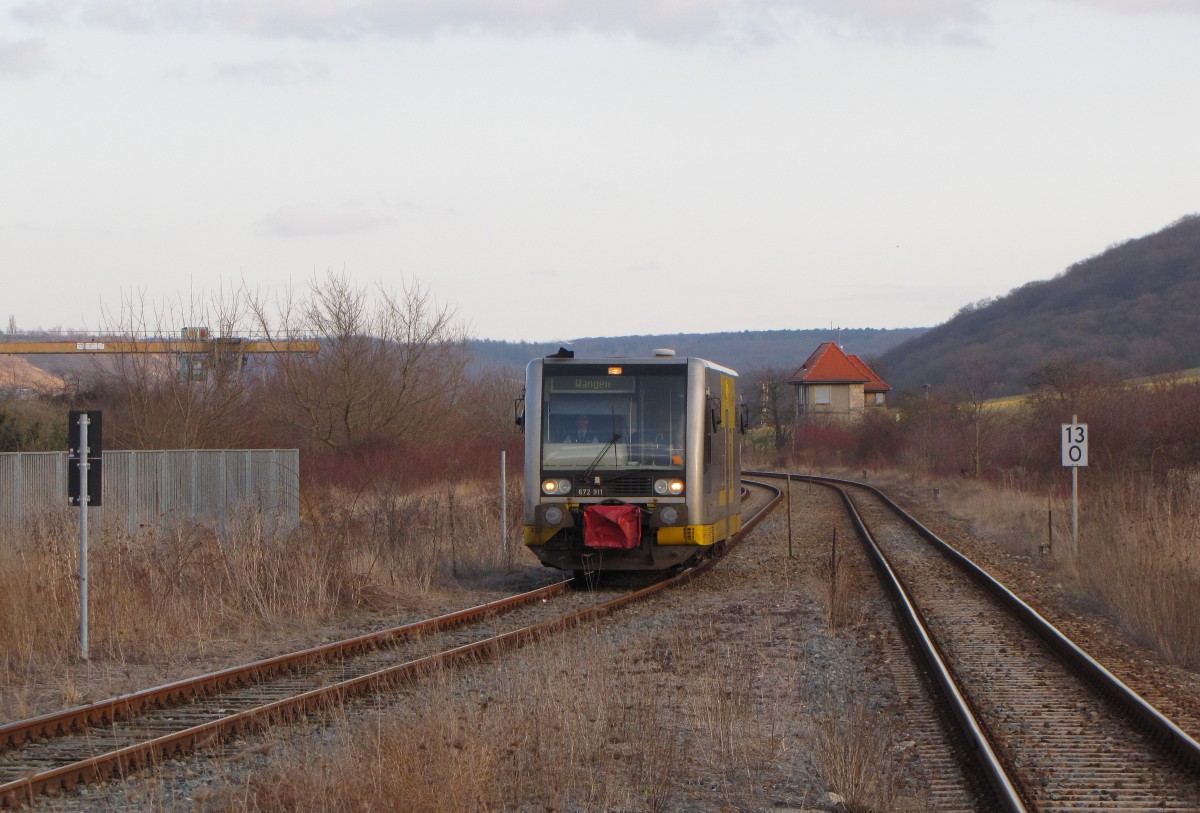 Burgenlandbahn 672 911 als RB 34882 von Naumburg (S) Ost nach Wangen (U), am 28.02.2015 bei der Einfahrt in Laucha (U).