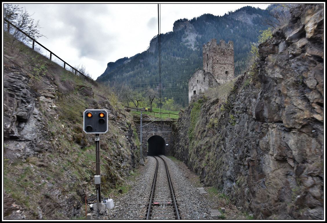 Burgruine Campì beim Einfahrvorsignal von Sils i/D. fotografiert durch das saubere rückseitige Türfenster im letzten Wagen des IR1121. (17.04.2019)