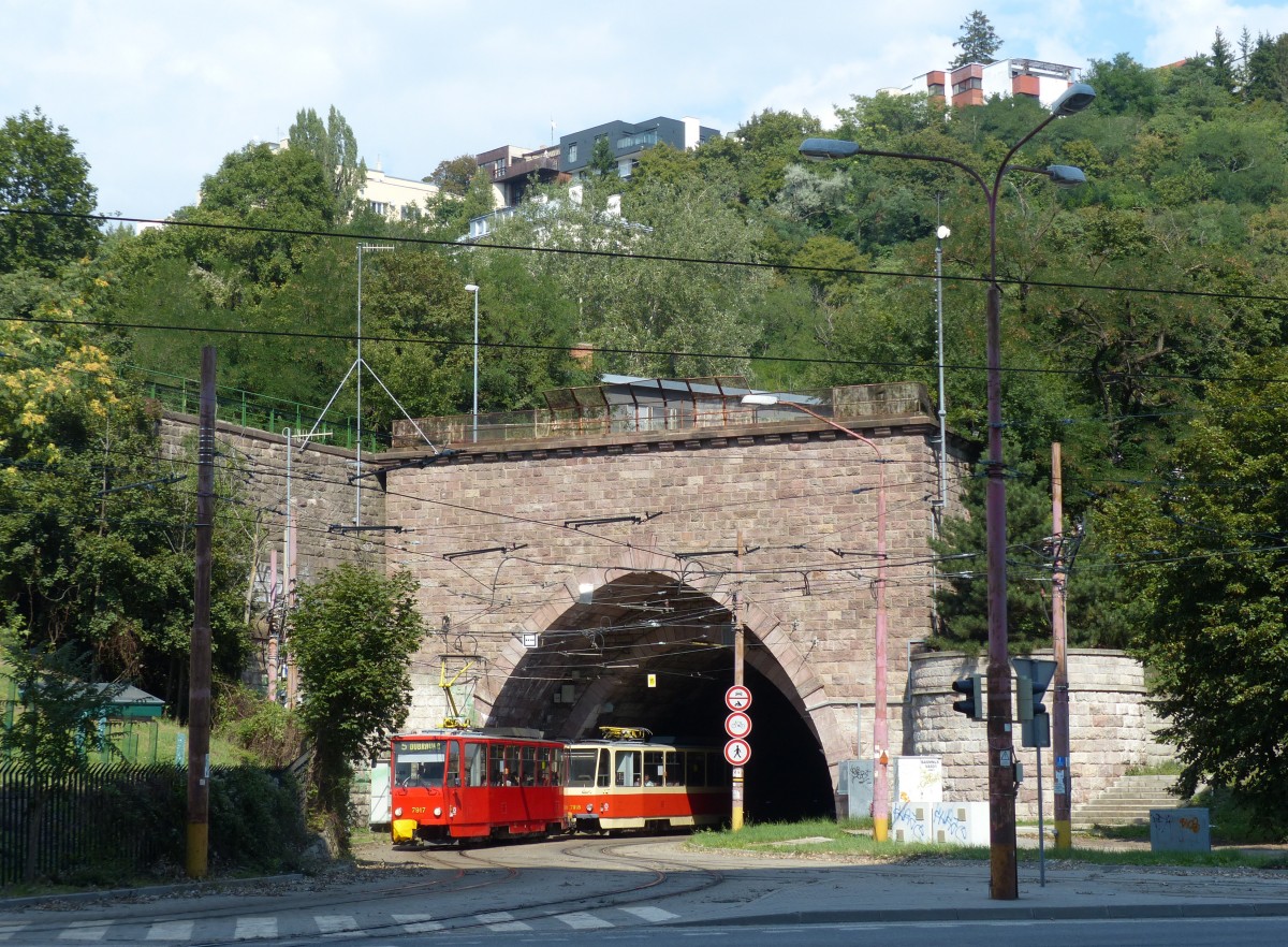 Burgtunnel in Bratislava: Dieser 1949 fertiggestellte, 792 Meter lange Tunnel führt durch den Berg, auf dem die Burg von Bratislava steht. Zunächst als Straßentunnel gebaut, dürfen seit 1983 nur noch Straßenbahnen darin fahren. Im Bild eine Tatra T6A5, der vordere Wagen im aktuellen Farbkleid. 22.8.2015, Bratislava