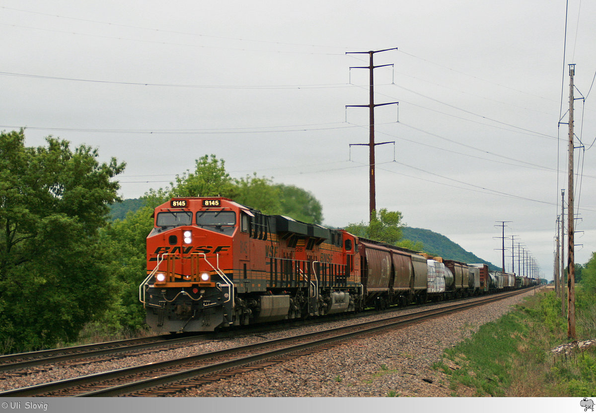 Burlington Northern and Santa Fe Railway # 8145 (GE ES44DC) und # 4228 (GE ES44C4) sind am 10. Mai 2016 mit einem gemischten Güterzug in Wisconsin unterwegs.
