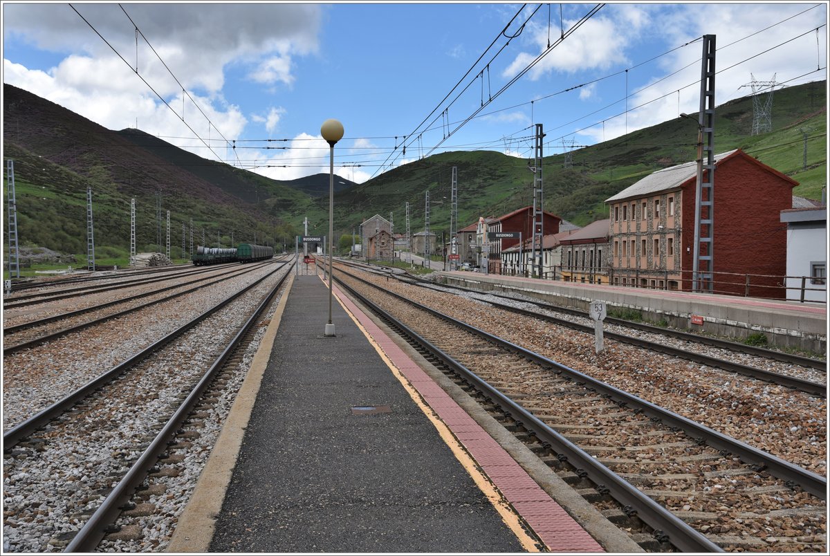 Busdongo auf 1236m Meereshöhe hatte für mich eine gewisse Ähnlichkeit mit Göschenen am Gotthard.Und wer hierher reist sollte unbedingt die kleine Bar Casa & Maragato Vinos y Licores gegenüber vom Bahnhof besuchen. (25.05.2016)