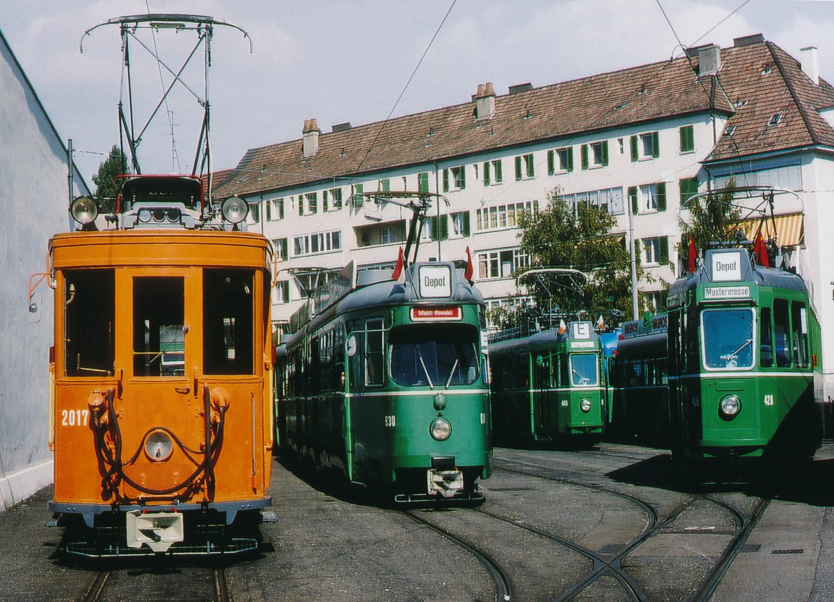 BVB: Abgestellte Strassenbahnen vor dem Depot Wiesenplatz im Oktober 1995.
Foto: Walter Ruetsch