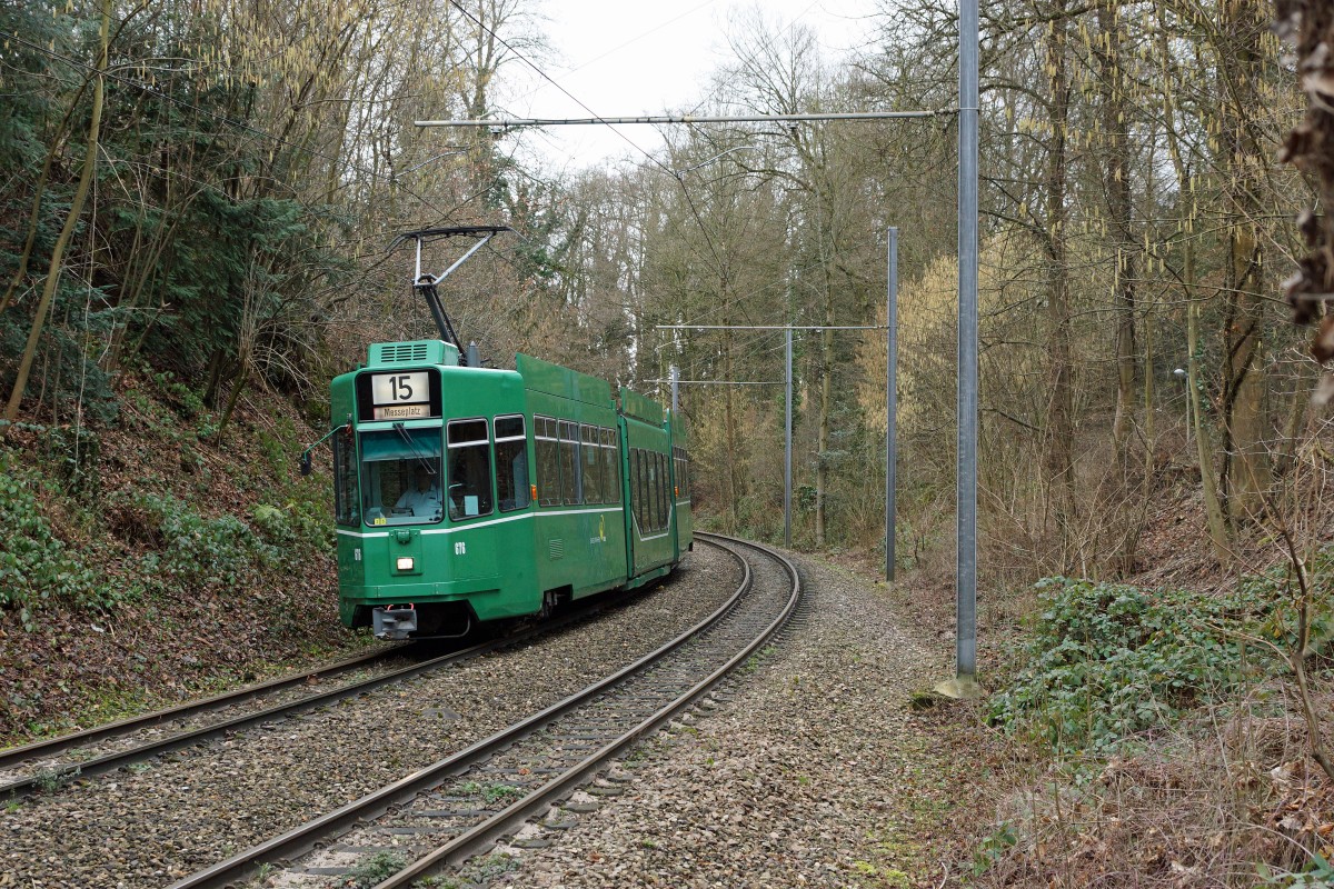 BVB: Auf der Tramlinie 15 wird die Strassenbahn zur  WALDBAHN  wie die Aufnahme vom 1. Februar 2016 des Be 4/6 676 (1990-1991) zeigt.
Foto: Walter Ruetsch 
