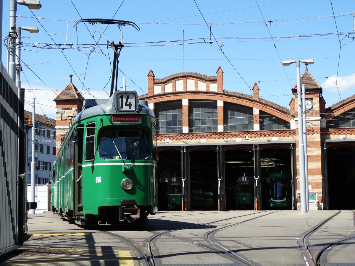 BVB Basel Be 4/6 Duewag-Einheitswagen 655 am 27.07.15 in Basel am einen Depot von einen Gehweg aus fotografiert im Depot stehen noch Wagen 63x und 629