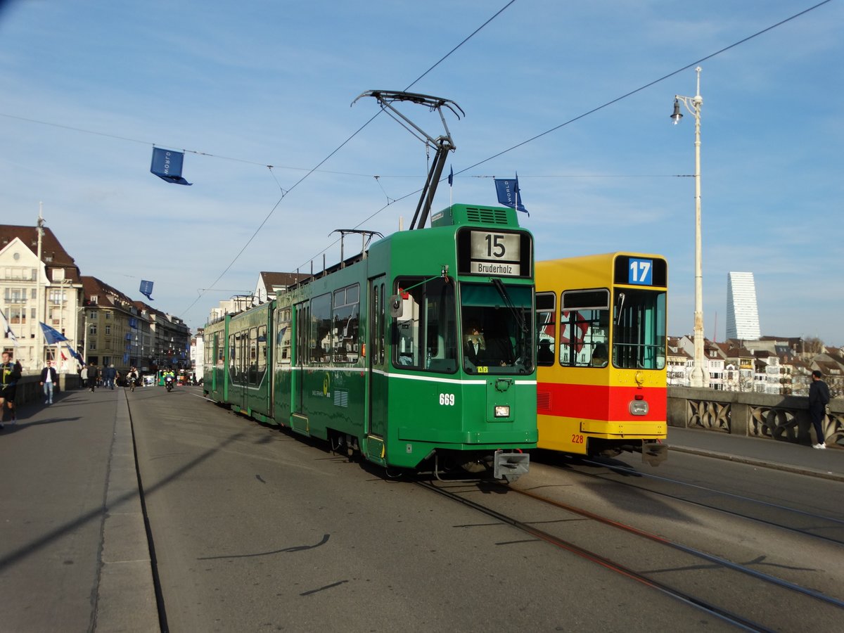 BVB Basel Be 4/6 S Guggummere 669 am 23.03.17 in Basel auf der Mittleren Brücke