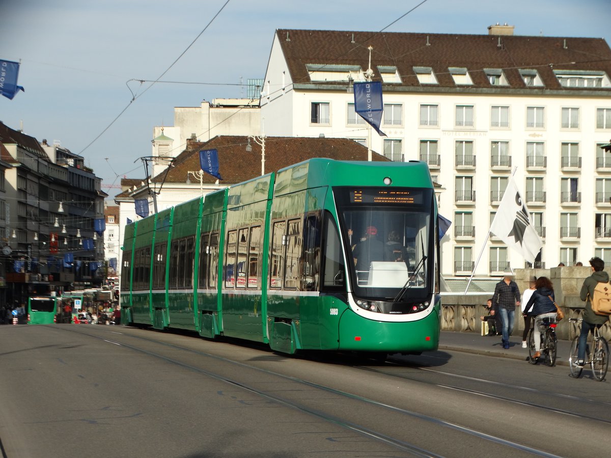 BVB Basel Be 6/8 Bombardier Flexity 2 5003 am 23.03.17 in Basel auf der Mittleren Brücke