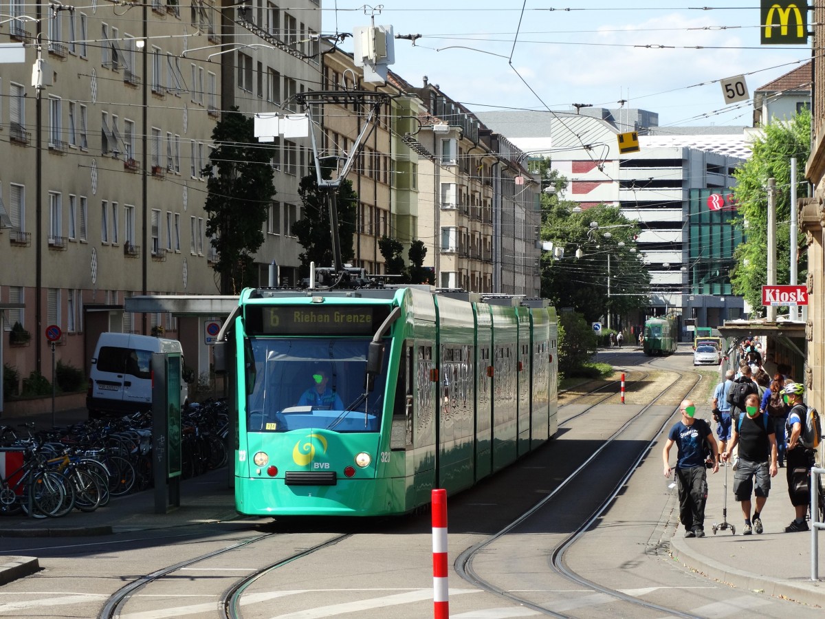 BVB Basel Be 6/8 Siemens Combino 323 am 25.07.15 in Basel Bad Bhf