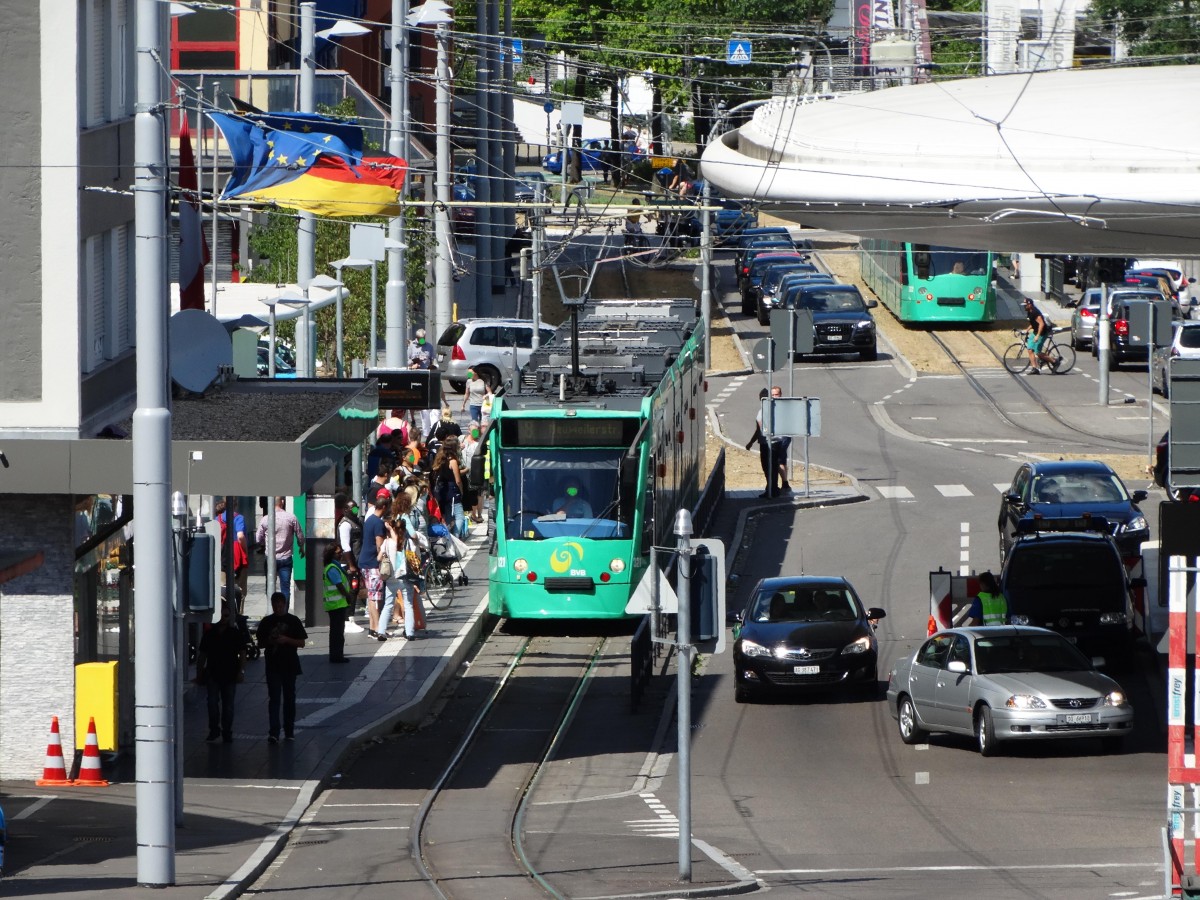 BVB Basel Be 6/8 Siemens Combino 321 am 25.07.15 in Basel Grenze nach Weil am Rhein
