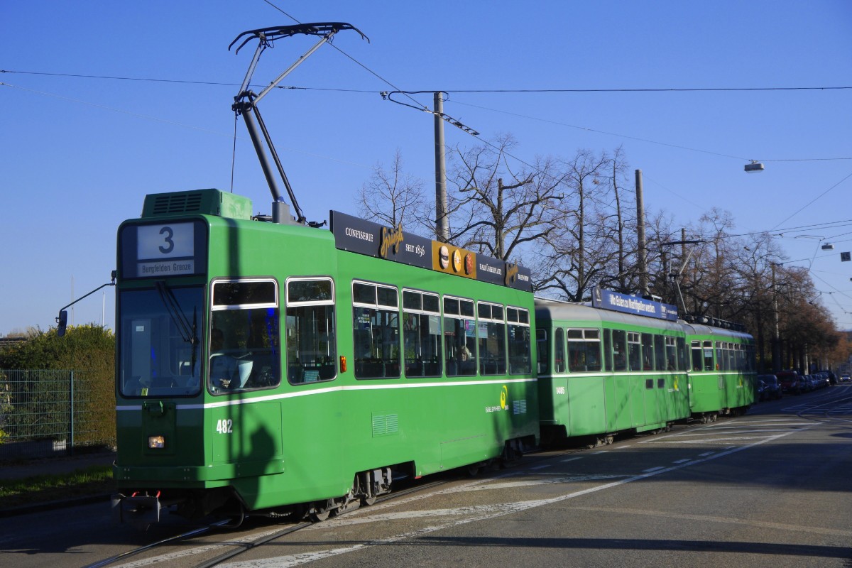 BVB Basel: Die 3-Wagen-Züge auf der Linie 3 haben als Besonderheit am Zugschluss einen zweiten Triebwagen. Aufnahme von der Endhaltestelle Burgfelden Grenze, 5.11.15.