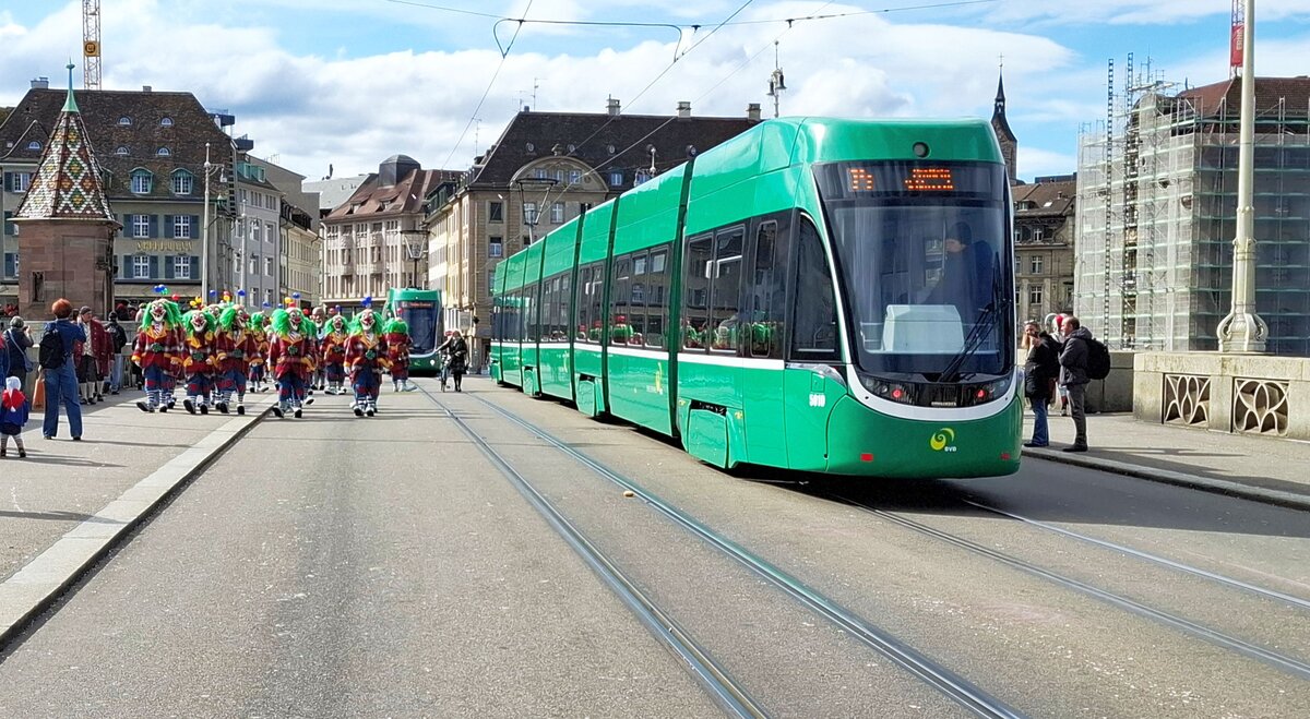 BVB und Basler Fasnacht__Auf der Rhein-Brücke. Bald beginnt der Cortège, der große Umzug. Dann sind die Trambahnen aus der Innerstadt verschwunden.__03-2025