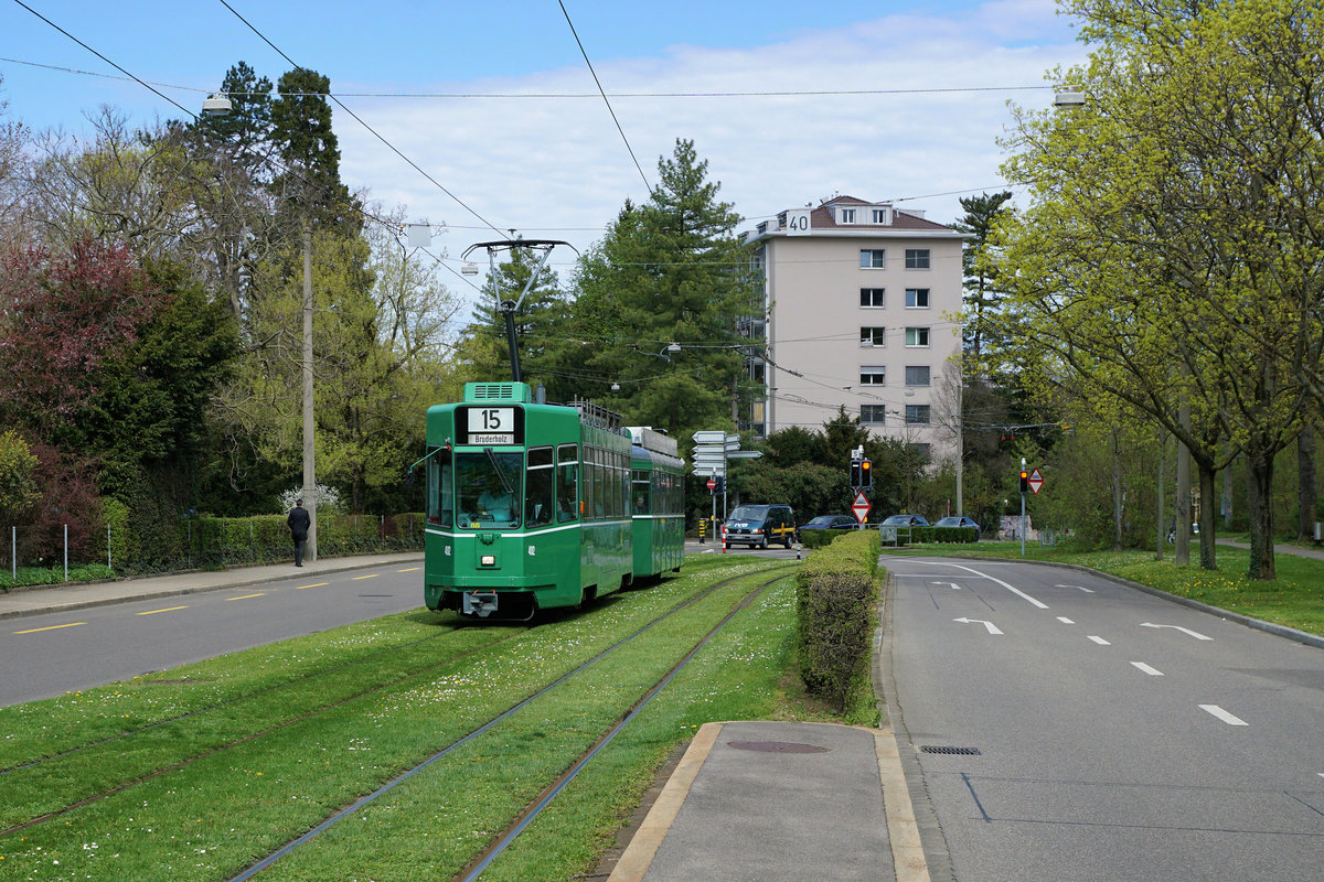BVB: BASLER-STRASSENBAHN
Noch stehen die Be 4/4 aus den Jahren 1986 bis 1987 im täglichen Einsatz.
Die Aufnahmen der Tramlinie 15 sind am 13. April 2018 entstanden.
Schon bald werden diese Aufnahmen historisch sein. Nach dem Plan der BVB sollten ab dem Frühling 2018 nur noch Niederflurfahrzeuge im regulären Einsatz stehen.
Foto: Walter Ruetsch