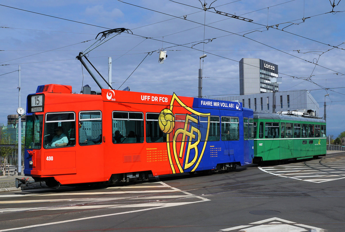 BVB: BASLER-STRASSENBAHN
Noch stehen die Be 4/4 aus den Jahren 1986 bis 1987 im täglichen Einsatz.
Die Aufnahmen der Tramlinie 15 sind am 13. April 2018 entstanden.
Schon bald werden diese Aufnahmen historisch sein. Nach dem Plan der BVB sollten ab dem Frühling 2018 nur noch Niederflurfahrzeuge im regulären Einsatz stehen.
Foto: Walter Ruetsch