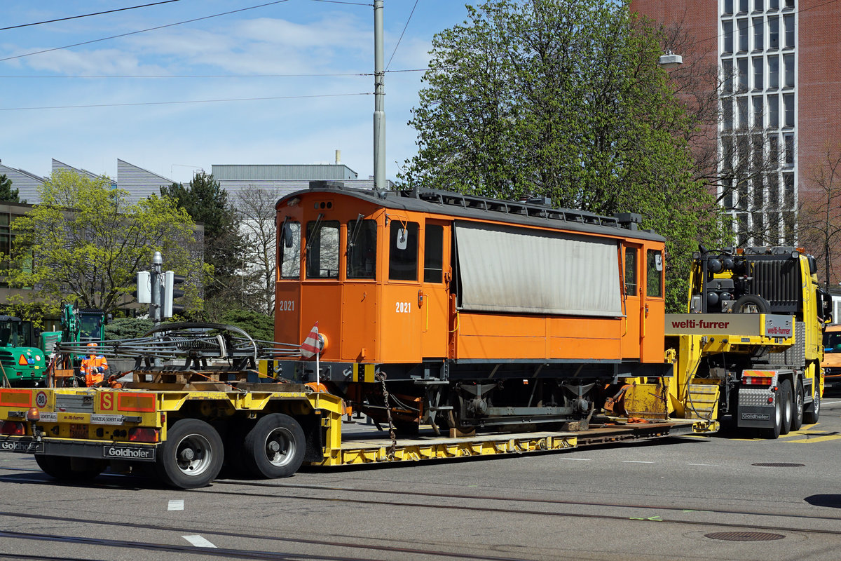 BVB: BASLER-STRASSENBAHN
Verabschiedung von den Schneepflug Strassenbahnen
Zukunft der BVB Schneepflüge
Die Basler Verkehrsbetriebe haben für Zwei der alten Schnepflüge 2021-2023 keine Verwendung mehr.
Aus diesem Grunde haben der Xe 2/2 2021 sowie der Xe 2/2 2023 am 13. April 2018 die BVB für immer verlassen. 
Der Tramclub Basel hat den Xe2/2 2021 und die komplette elektrische Ausrüstung des 2023 inkl. Achsen übernommen.
Für den Xe 2/2 2023 war der 13. April 2018 tatsächlich ein Unglückstag da er zum Schrotthändler nach Kaiseraugst überführt wurde.
Betriebsfähig bei den Basler Verkehrsbetrieben bleibt der Xe 2/2 2022.
Diese Diensttriebwagen standen seit den Jahren 1926, 1927 und 1931 im Betrieb.
Auf der Fahrt in Richtung Autobahn-Sissach.
Aufnahmen vom 13. April 2018.
Foto: Walter Ruetsch


