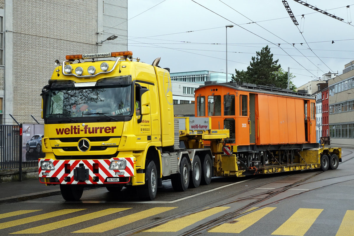 BVB: BASLER-STRASSENBAHN
Verabschiedung von den Schneepflug Strassenbahnen
Zukunft der BVB Schneepflüge
Die Basler Verkehrsbetriebe haben für Zwei der alten Schnepflüge 2021-2023 keine Verwendung mehr.
Aus diesem Grunde haben der Xe 2/2 2021 sowie der Xe 2/2 2023 am 13. April 2018 die BVB für immer verlassen. 
Der Tramclub Basel hat den Xe2/2 2021 und die komplette elektrische Ausrüstung des 2023 inkl. Achsen übernommen.
Für den Xe 2/2 2023 war der 13. April 2018 tatsächlich ein Unglückstag da er zum Schrotthändler nach Kaiseraugst überführt wurde.
Betriebsfähig bei den Basler Verkehrsbetrieben bleibt der Xe 2/2 2022.
Diese Diensttriebwagen standen seit den Jahren 1926, 1927 und 1931 im Betrieb.
Auf der Fahrt in Richtung Autobahn Kaiseraugst.
Aufnahmen vom 13. April 2018.
Foto: Walter Ruetsch

