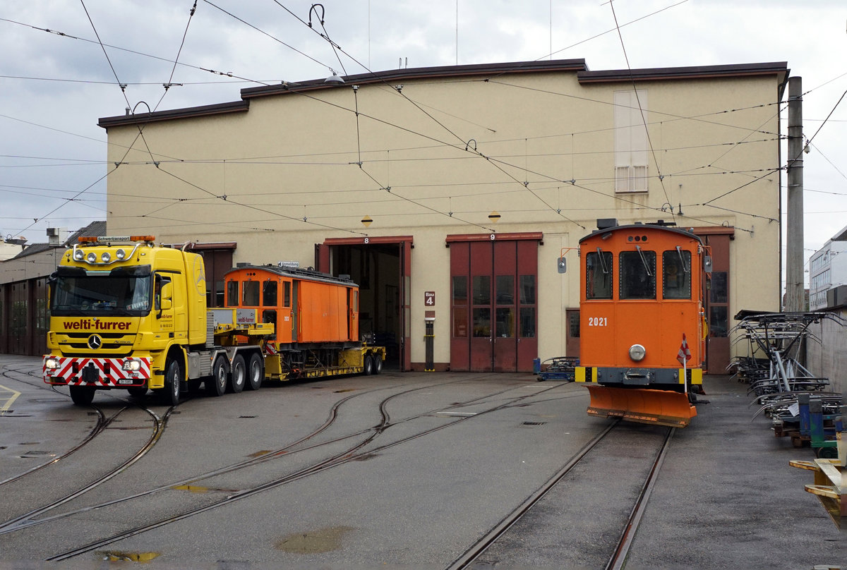 BVB: BASLER-STRASSENBAHN
Verabschiedung von den Schneepflug Strassenbahnen
Zukunft der BVB Schneepflüge
Die Basler Verkehrsbetriebe haben für Zwei der alten Schnepflüge 2021-2023 keine Verwendung mehr.
Aus diesem Grunde haben der Xe 2/2 2021 sowie der Xe 2/2 2023 am 13. April 2018 die BVB für immer verlassen. 
Der Tramclub Basel hat den Xe2/2 2021 und die komplette elektrische Ausrüstung des 2023 inkl. Achsen übernommen.
Für den Xe 2/2 2023 war der 13. April 2018 tatsächlich ein Unglückstag da er zum Schrotthändler nach Kaiseraugst überführt wurde.
Betriebsfähig bei den Basler Verkehrsbetrieben bleibt der Xe 2/2 2022.
Diese Diensttriebwagen standen seit den Jahren 1926, 1927 und 1931 im Betrieb.
Beim letzten Verlassen der BVB-Werkstätte. Der Xe 2/2 2021 ist am Nachmittag an der Reihe.
Aufnahmen vom 13. April 2018.
Foto: Walter Ruetsch

