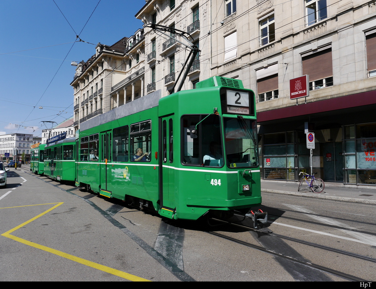 BVB - Be 4/4  494 mit Beiwagen und einem weiteren Be 4/4 am Schluss unterwegs auf der Linie 2 in der Stadt Basel am 08.09.2018