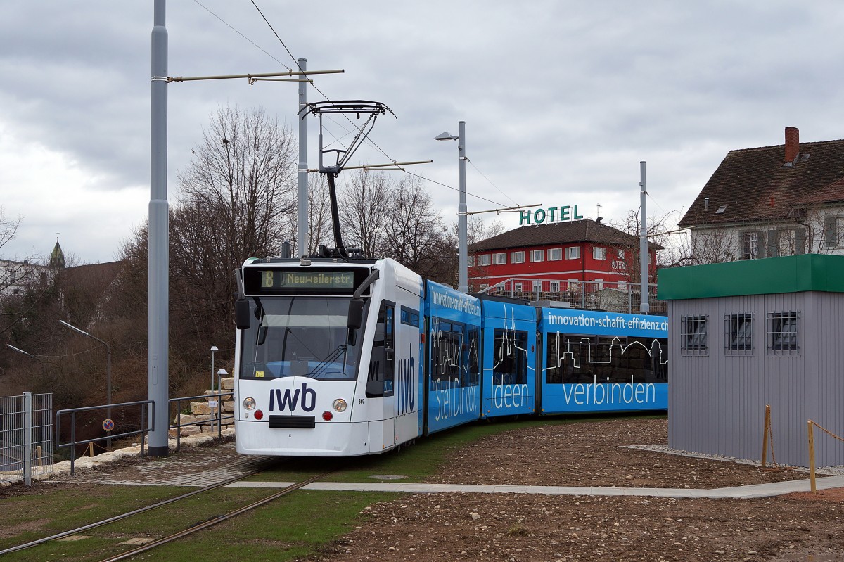 BVB: Be 6/8 307 der Linie 8 in der Wendeschleife der neuen Endstation Weil am Rhein am 8. Januar 2015. Nachdem vor mehreren Jahren die BVB-Linie 6 nach Lörrach stillgelegt wurde, fährt nun seit dem Fahrplanwechsel 2014 die BVB wieder nach Deutschland.
Foto: Walter Ruetsch