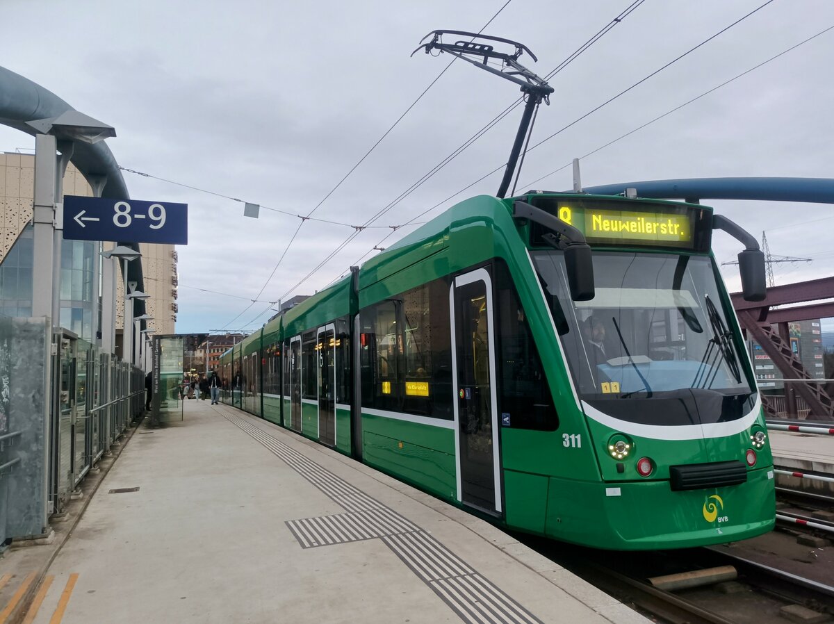 BVB Be 6/8 311 als Linie 8 Neuweiler Straße am 7.2.24 in Weil am Rhein Bahnhof Zentrum zu während der Fasnacht Zeit tür Aufkleber bekommen hat und nun Fasnachts Figuren drauf zu sehen sind 