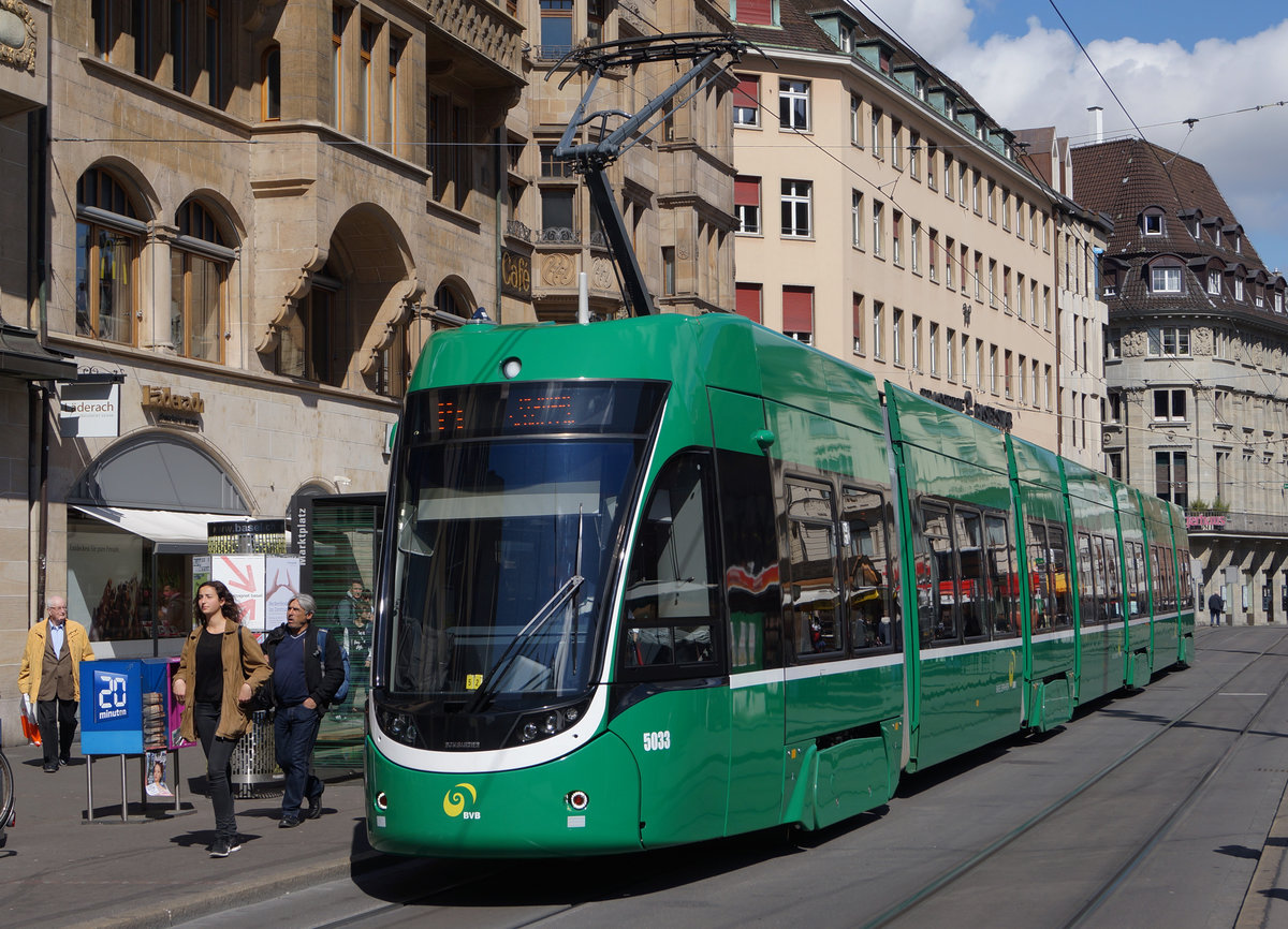 BVB: Be 6/8 5033 Flexity der Linie 14 auf dem Rathausplatz am 5. Mai 2017.
Foto: Walter Ruetsch