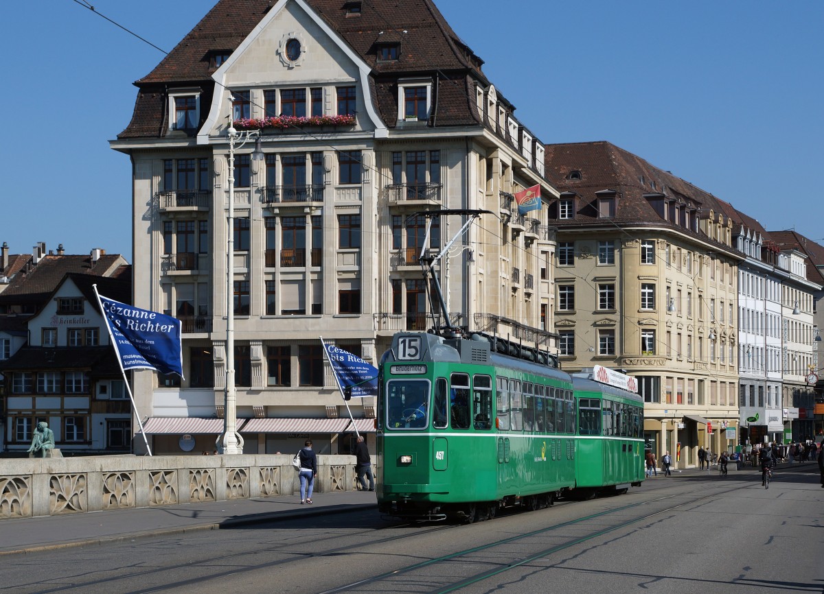 BVB: Den Standard Tram Zügen bestehend aus Be 4/4 (1967-1968) + B4 naht das Ende. Durch die Inbetriebnahme von mehreren FLEXITYBASEL ist der Bestand bereits stark geschrumpft. Be 4/4 457 (Linie 15) + B4 beim Passieren der Mittleren Rheinbrücke am 2. Oktober 2015.
Foto: Walter Ruetsch
