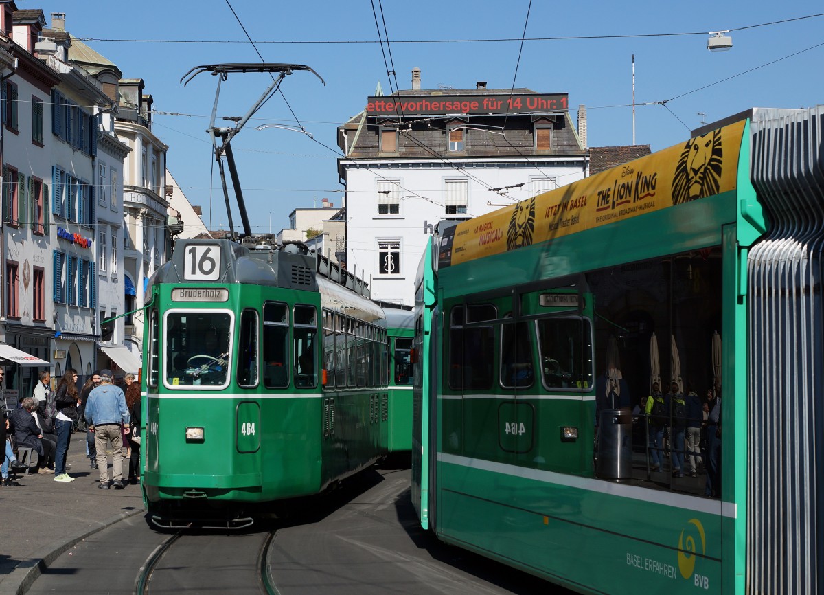 BVB: Den Standard Tram Zügen bestehend aus Be 4/4 (1967-1968) + B4 naht das Ende. Durch die Inbetriebnahme von mehreren FLEXITYBASEL ist der Bestand bereits stark geschrumpft. Spiegelung des Be 4/4 464 (Linie 16) im Seitenfenster eines Be 6/8 auf dem Barfüsserplatz am 2. Oktober 2015.
Foto: Walter Ruetsch
