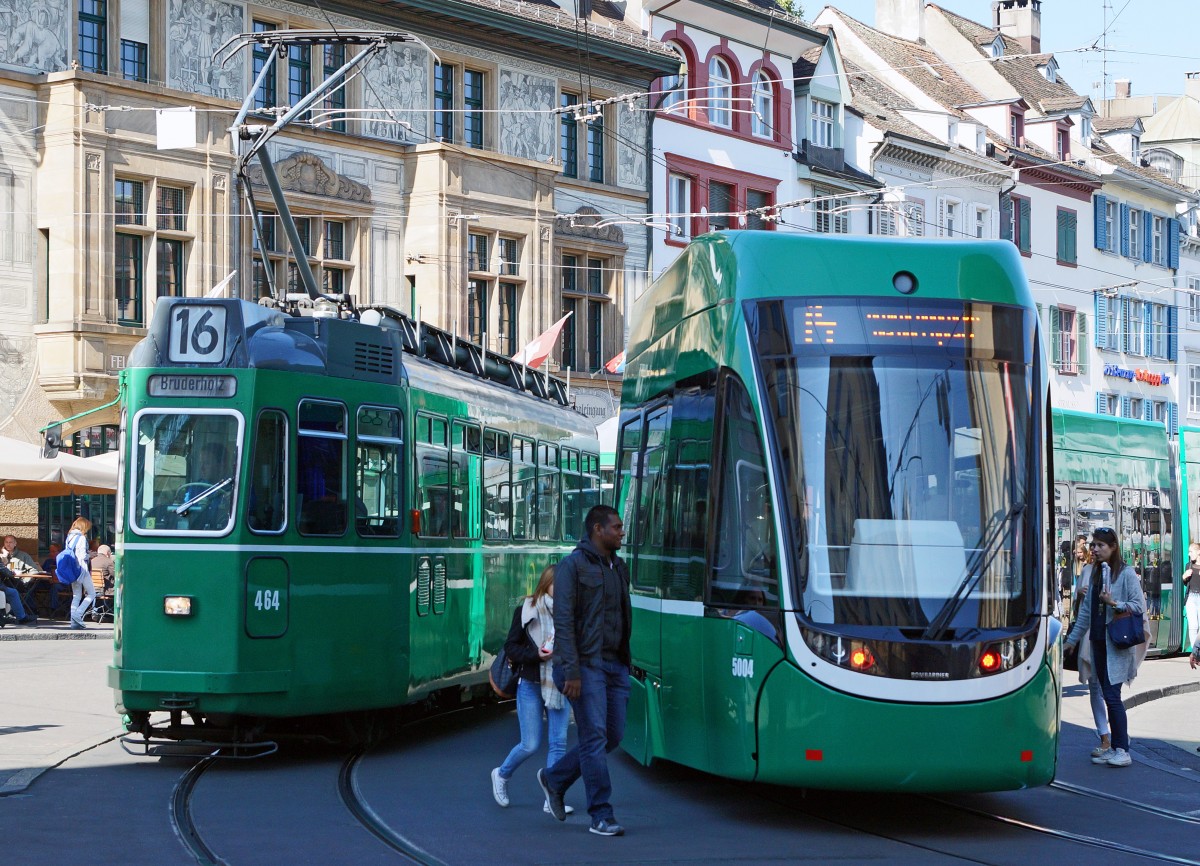 BVB: Den Standard Tram Zügen bestehend aus Be 4/4 (1967-1968) + B4 naht das Ende. Durch die Inbetriebnahme von mehreren FLEXITYBASEL ist der Bestand bereits stark geschrumpft. Seltene Begegnung vom 2. Oktober 2015 auf dem Barfüsserplatz mit Be 4/4 464 (Linie 16) und FLEITYBASEL 5004 (Linie 14).
Foto: Walter Ruetsch
