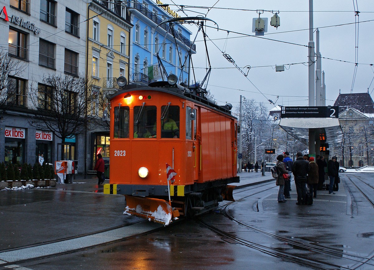 BVB: Der Diensttriebwagen Xe 2/2 2023 anlässlich einer Schneeräumungsfahrt am frühen Morgen des 17. Dezember 2008 unterwegs auf dem Bahnhofplatz Basel. Inzwischen wurde er ausrangiert.
Foto: Walter Ruetsch