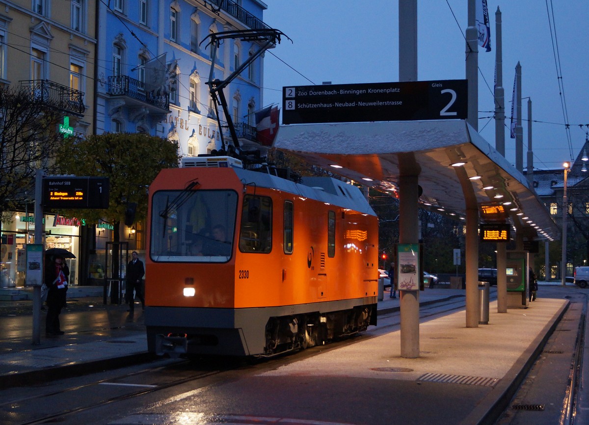BVB: Der in letzter Zeit nur noch sehr selten im Einsatz stehende Schienenreinigungswagen Xe 4/4 2330, der bald durch ein neues Pneufahrzeug ersetzt werden soll, wartet am frühen Morgen des 22. November 2013 auf dem Bahnhofplatz Basel auf die Weiterfahrt.
Foto: Walter Ruetsch