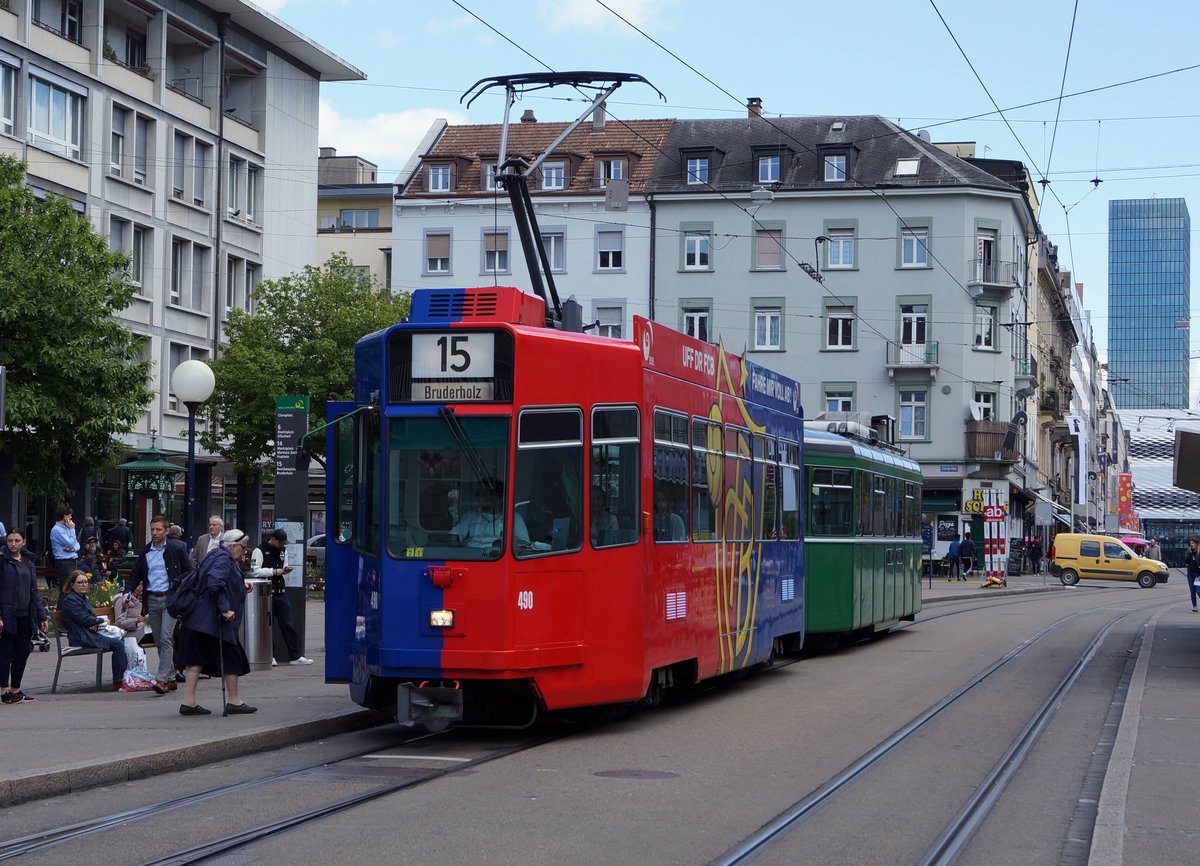 BVB: FCB Trämli der Linie 15 mit Be 4/4 490 + B bei der Einfahrt Claraplatz am 5. Mai 2017.
Foto: Walter Ruetsch 