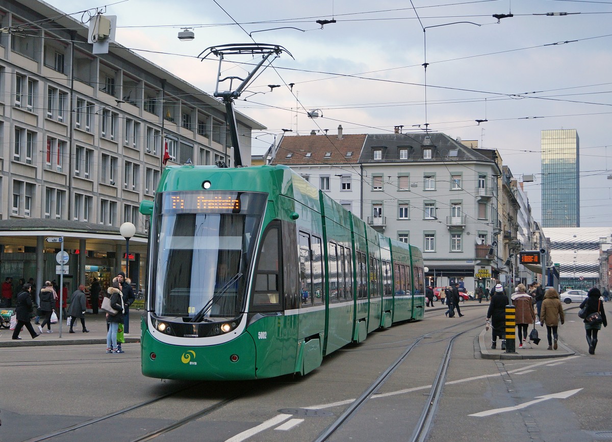 BVB: FLEXITYBASEL Nr. 5002 der Linie 14 auf dem Claraplatz am 6. Februar 2015. Zur Zeit stehen von der neuen Strassenbahn von Bombardier nur zwei Einheiten im Einsatz.
Foto: Walter Ruetsch